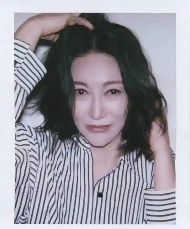 条纹衬衣搭配短发拍摄撕拉片 惠英红诠释酷飒与活力并存的时尚感