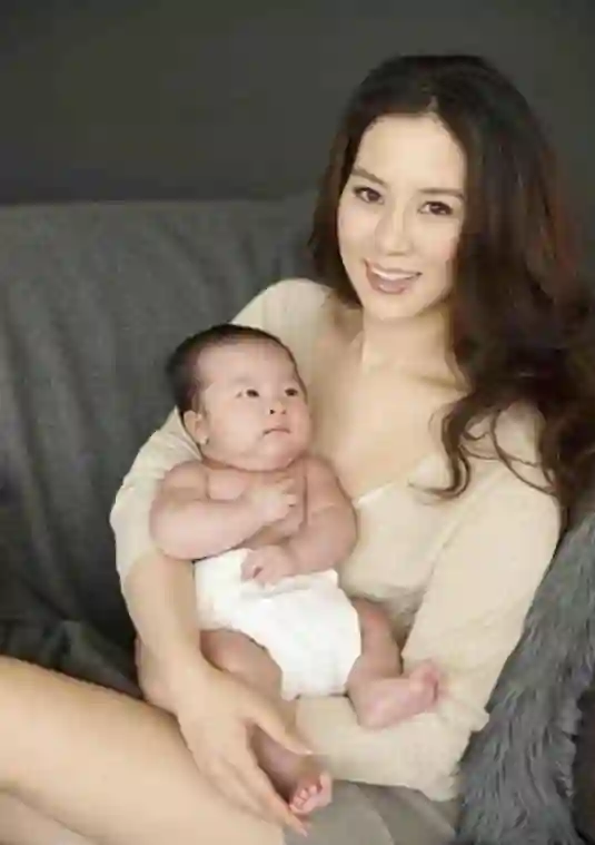 她14岁就长得“倾国倾城”，被富豪花8亿娶回家，8年生下4个娃娃