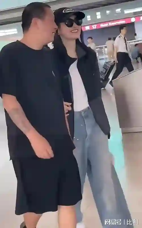梅婷北京豪宅内景曝光，十个人住一栋别墅，屋里有些杂乱