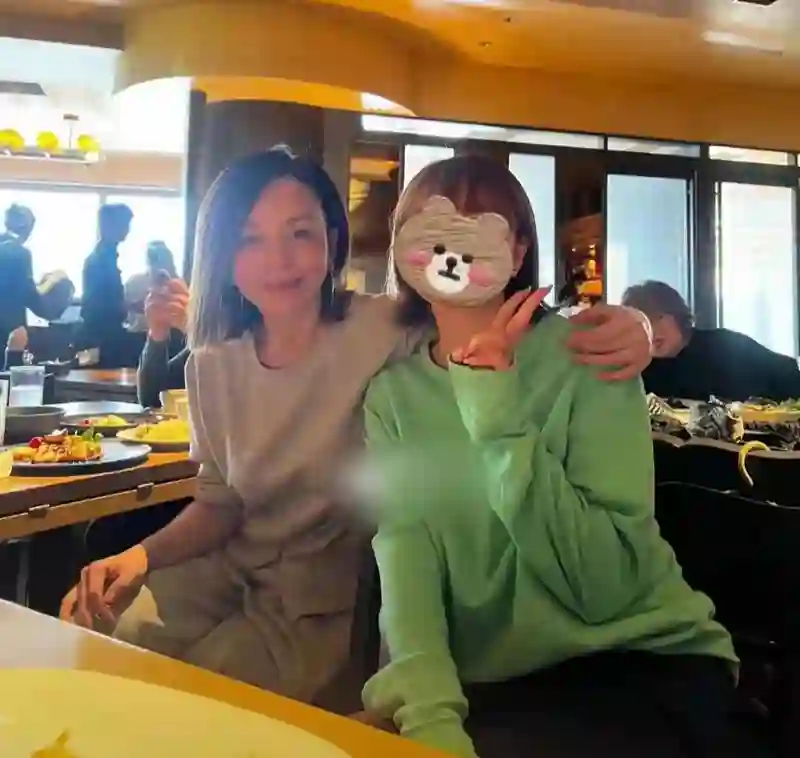 54岁王琳在上海与好友聚会，坐街边吃烧烤，老戏骨李传缨全程陪同