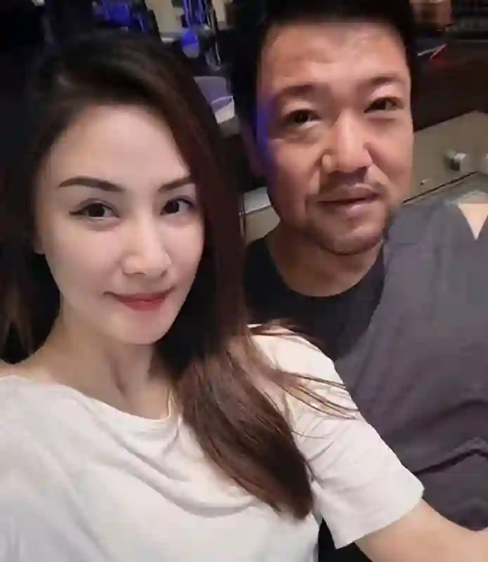 贾冰这是怎么了？暴瘦45斤后首亮相，和妻子同框像极了父女