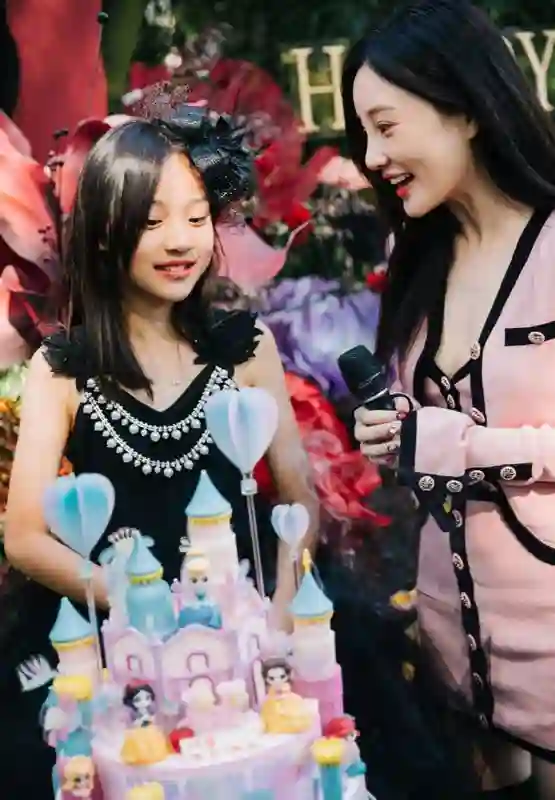 李小璐被曝二胎生子，与贾乃亮早成过去式，甜馨成负面消息接盘侠
