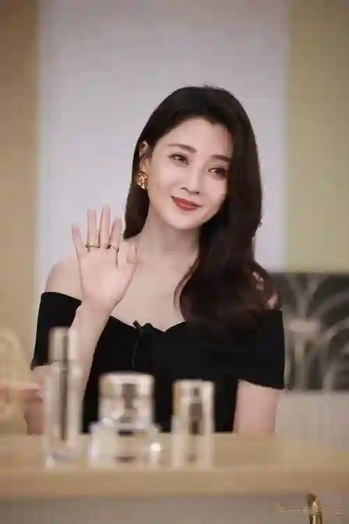 殷桃：演员中的女老板，有过多段情史，如今早已过上神仙般的生活