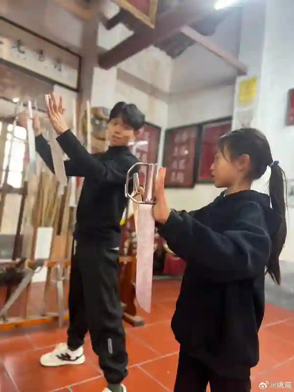 还记得姚晨的女儿小茉莉吗，腿也太长了吧