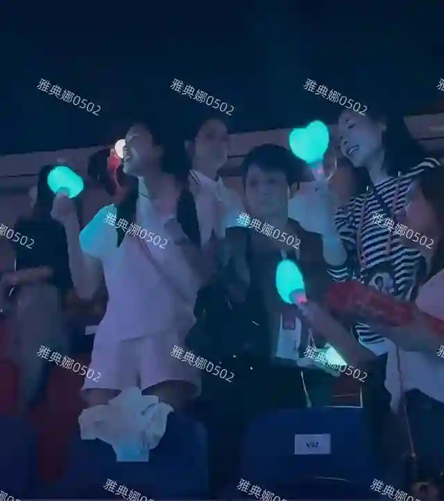 周杰伦演唱会偶遇奚梦瑶和婆婆梁安琪，婆媳俩挥动荧光棒全程开心