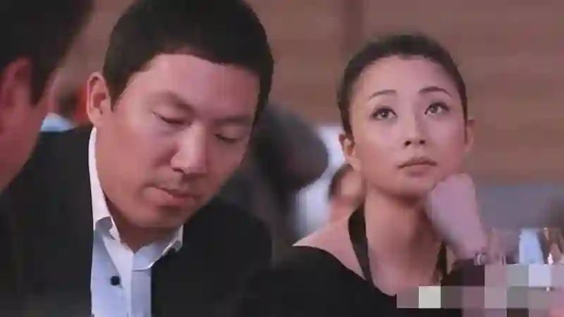 殷桃增肥后变化惊人，短款外套搭半身裙，墨镜时髦减龄，状态超绝