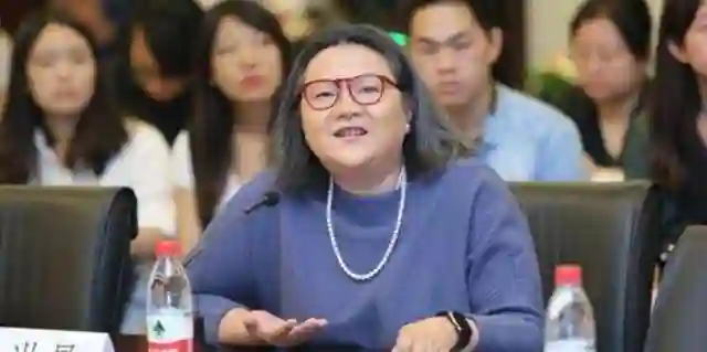 怒甩陈凯歌，其貌不扬却家庭显赫，后妈洪晃用行动做中国教育