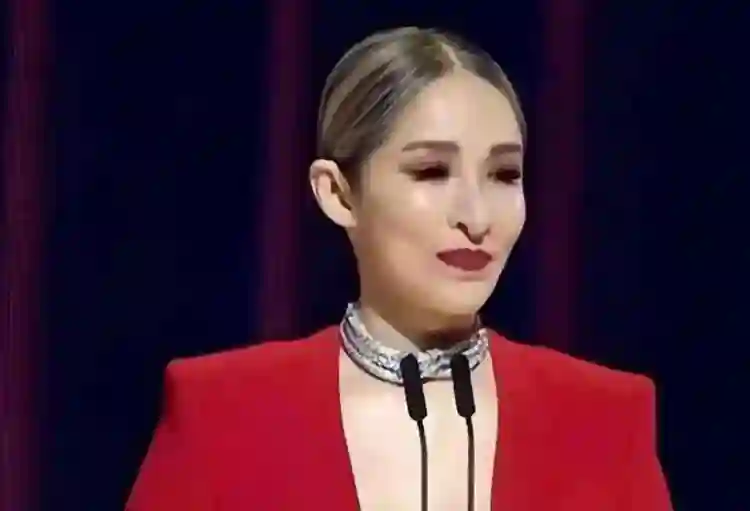 无滤镜下，王琳腊肉脸忍了、戚薇机器脸忍了、萧亚轩老鹰脸没忍住