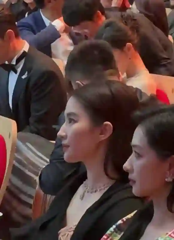 白玉兰风波升级，“一言不发”的刘亦菲，终于不再顾忌所谓的体面