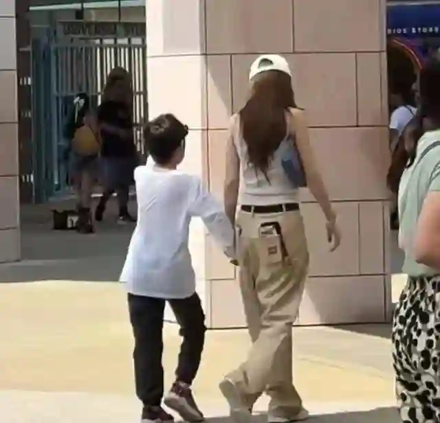 黄晓明前妻带儿子出游，8岁小海绵戴墨镜，穿长裤长袖，热到驼背
