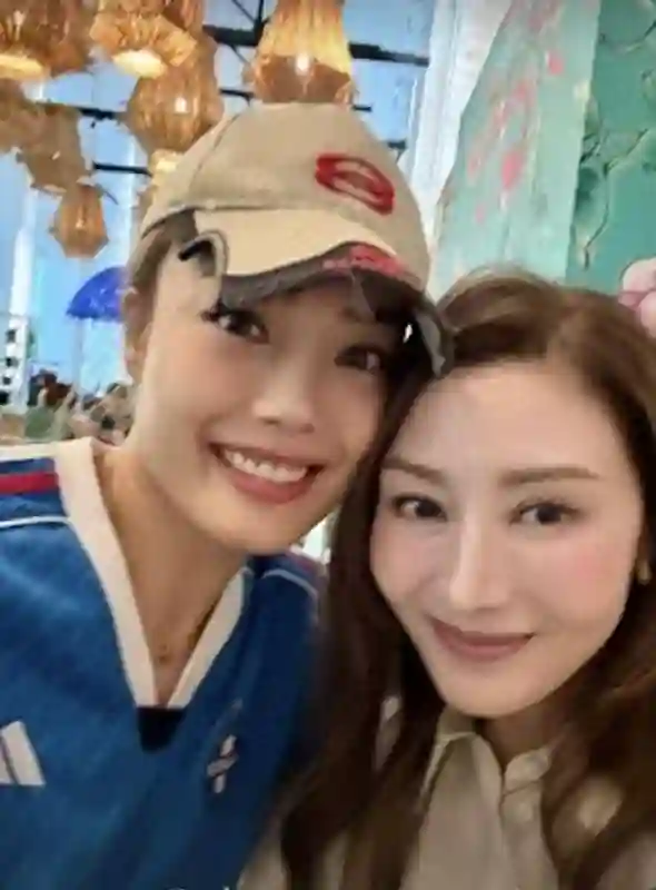 54岁李嘉欣现身伦敦健身房，法令纹明显仍很美，长居当地陪仔读书
