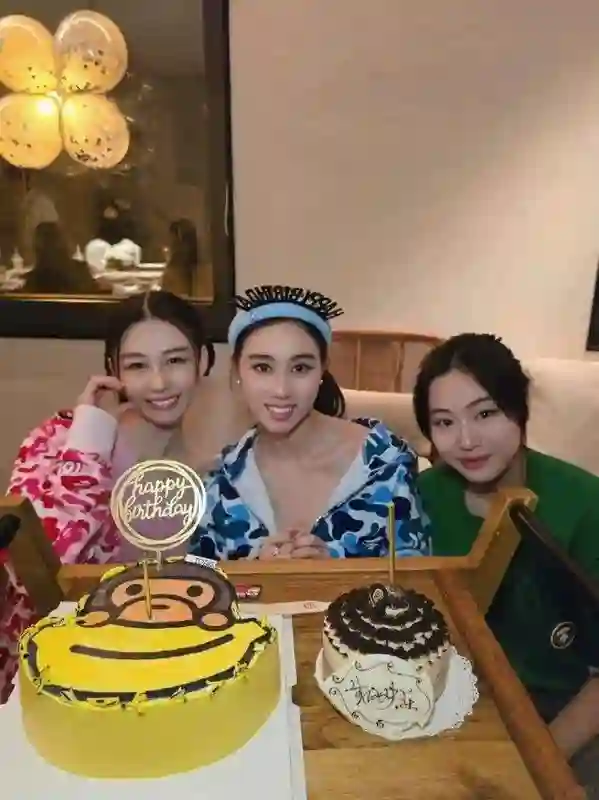 56岁邱淑贞与22岁女儿同框，母女感情深厚，气质令人惊艳