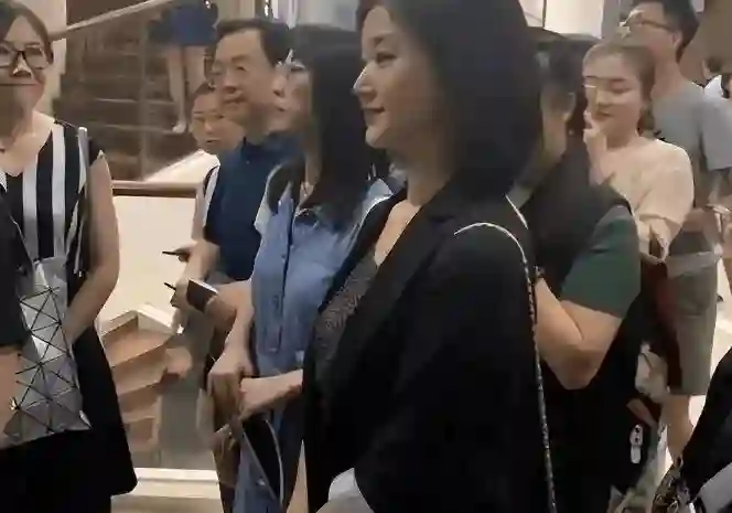 58岁宋祖英换发型美到认不出！穿黑西装剪波波头时髦又优雅，看着像28岁！