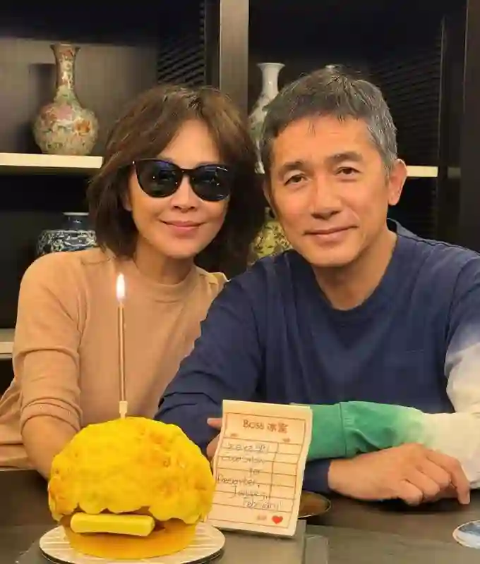 梁朝伟在两亿豪宅庆生，头发花白自然老去，身后柜子摆满古董花瓶