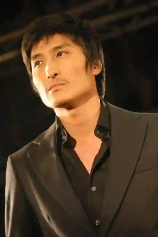演员亲兄弟，境遇大不相同！弟弟住豪宅，哥哥却在成名后锒铛入狱