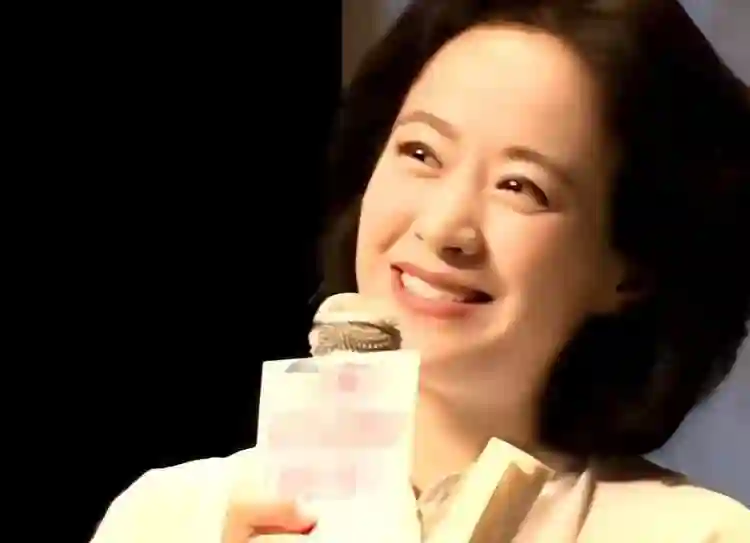 嫁大13岁名导被捧红，丈夫病逝后不愿再演戏，今55岁未婚无子嗣