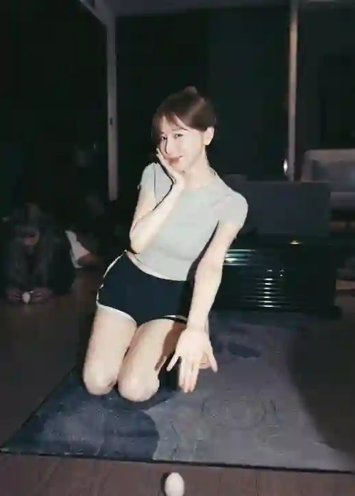 42岁王心凌端午节晒照！表演“立蛋”游戏好厉害，穿着少女好有料