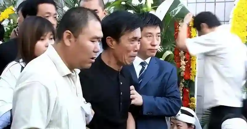 76岁何庆魁被儿子直播“背刺”：他嫖不动了，每个月给1万块够花