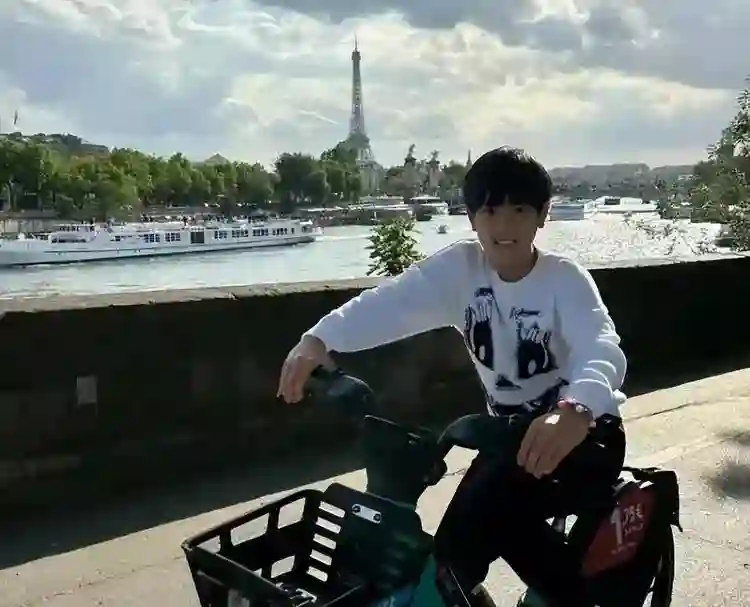 吴尊一家巴黎旅游，11岁儿子颜值逆袭越长越帅，没浪费爸爸好基因
