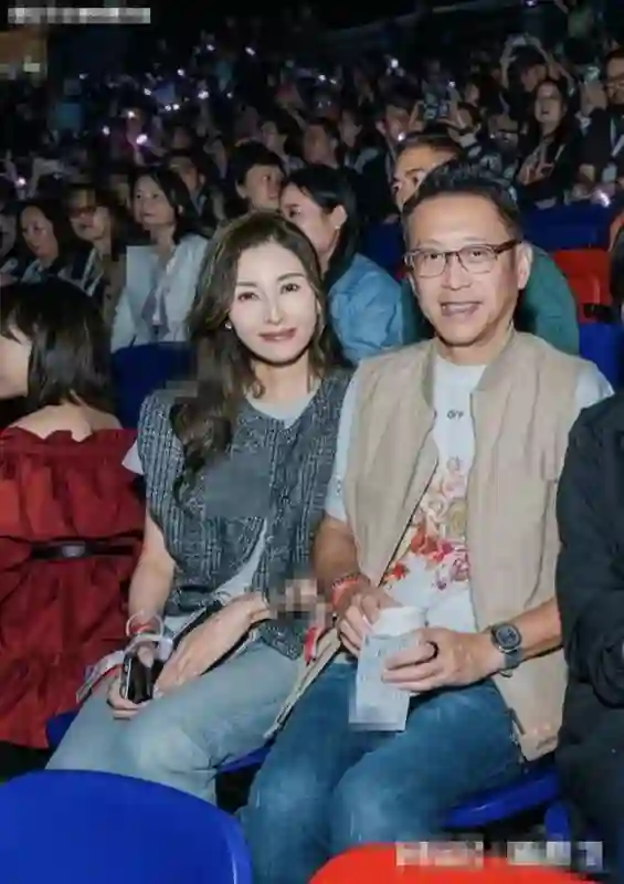 李嘉欣夫妇罕见同框！54岁脸部却紧致似少女，老公许晋亨老态明显