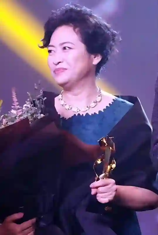 演员许娣：长相端庄秀丽，与丈夫恩爱43载，儿子儿媳都是圈内人