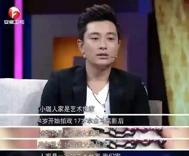 好了伤疤忘了疼！贾乃亮李小璐合体出游，女儿甜馨表现惹众议