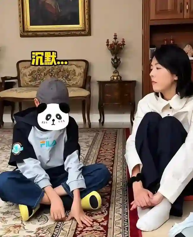 51岁汪涵在长沙街头喝咖啡，穿人字拖爱嚼槟榔，身上老人味明显