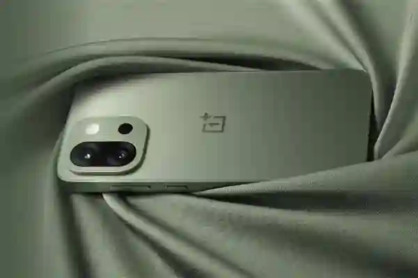 一加13s惊喜亮相海外：骁龙8至尊版小屏旗舰 4600元起