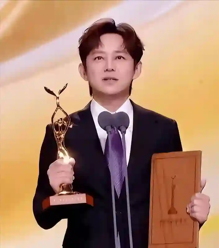 51岁主持人<em>何炅</em>：被保姆起诉，节目停播，婚姻低调，现状令人惊讶