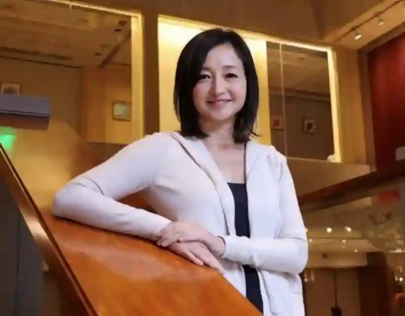 香港知名女星全素颜出镜，满脸雀斑颈纹明显，不做医美想自然老去