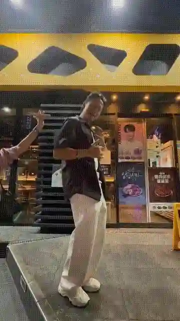 吴千语在夕阳下奔跑，她在韩国街头很美，施伯雄陪她和她闺蜜逛街
