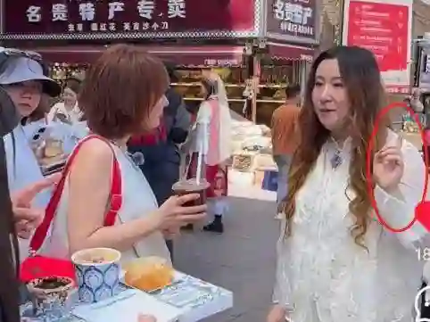 网友在新疆偶遇吴昕，脖子、骨盆前倾愈发明显，表情呆愣像普通人