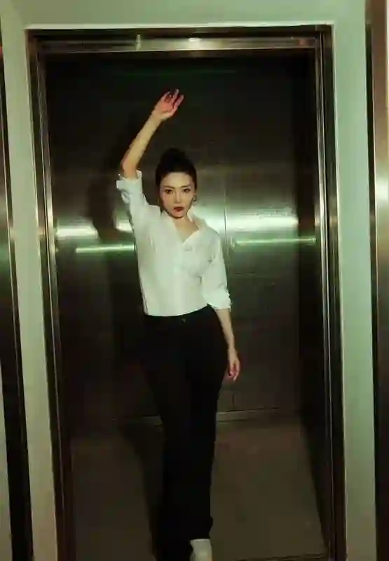 徐冬冬晒8年前后对比美照：成熟魅力升级，身材依旧性感吸睛