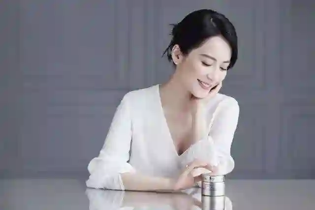 内娱美人俞飞鸿：54岁不结婚却有固定伴侣，感谢男闺蜜窦文涛20年的陪伴