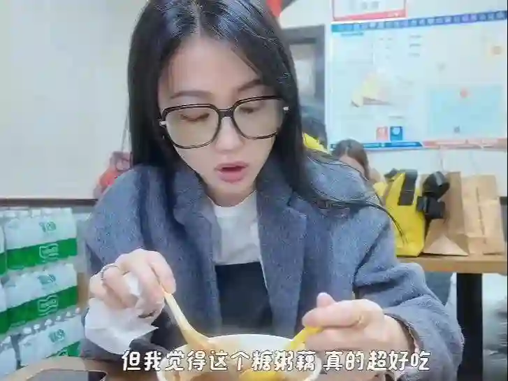 趁着潘玮柏在忙着演唱会，他老婆居然跑回南京独自逛吃？