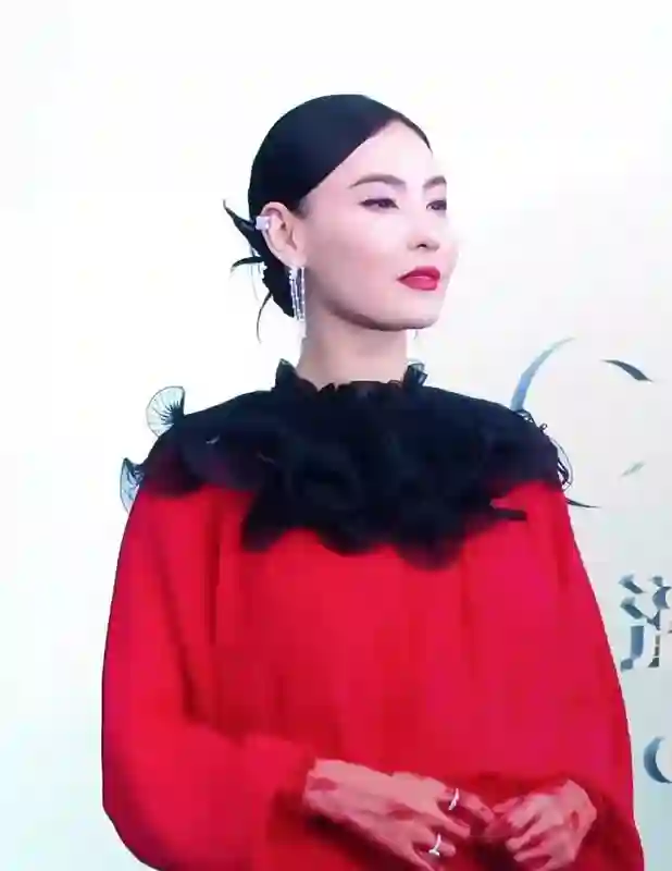澳门这一夜，坐“李冰冰”身边的张柏芝，让所有人见识了她的地位