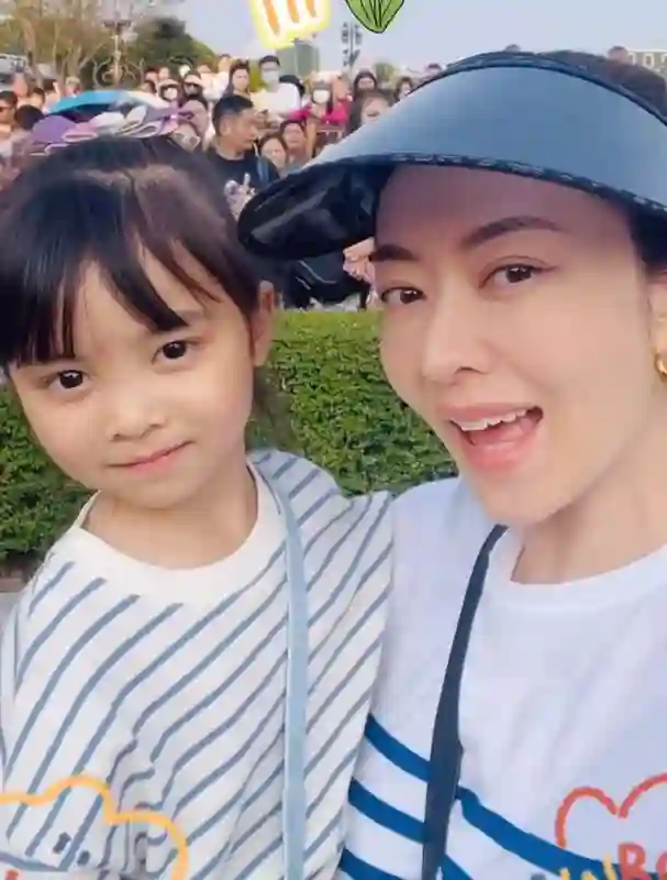 好久不见熊黛林，双胞胎女儿差距越来越大？