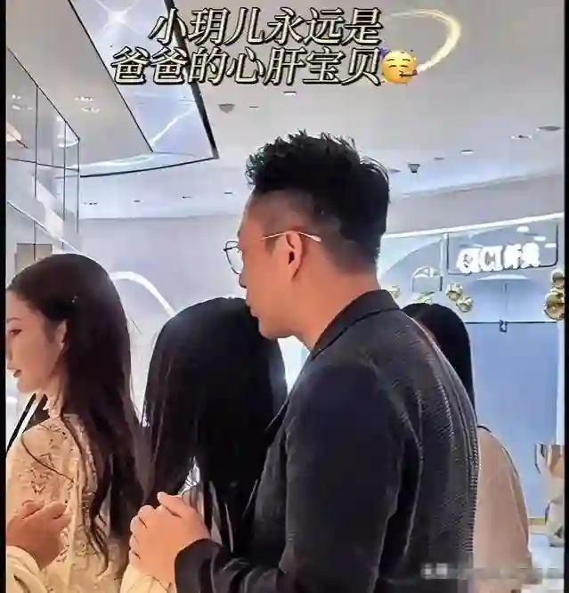 汪小菲一家北京团聚！张兰紧搂小玥儿笑开了花