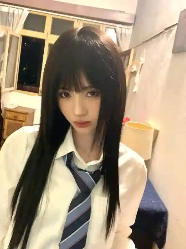 鞠婧祎解锁学院风新造型，黑发齐刘海甜酷出圈