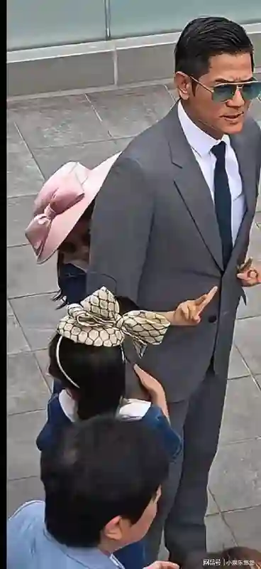 尴尬！大家只找郭富城合影，方媛打扮绝美被晾一边，天王嫂空头衔