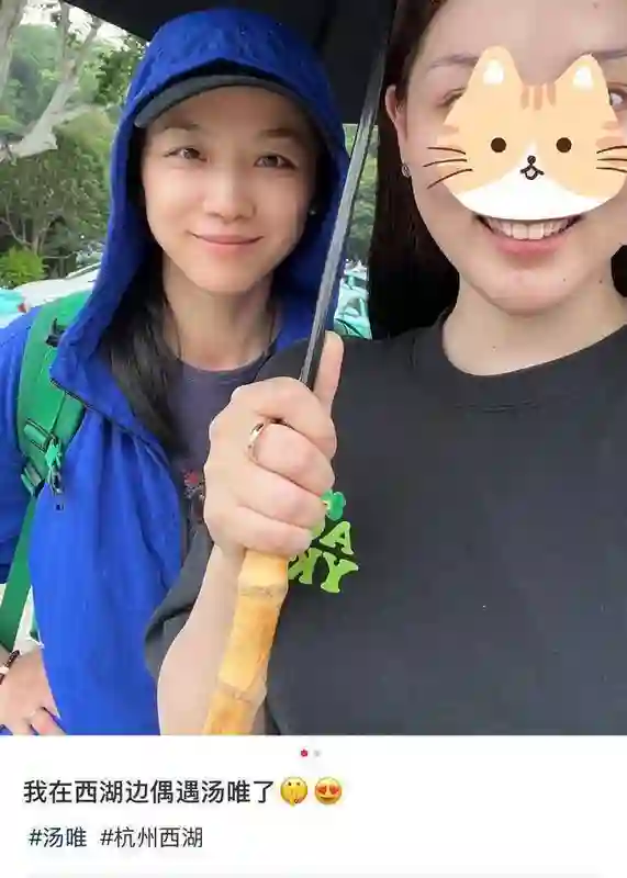 这一夜，胸下垂还穿深V的刘嘉玲，在“长裙裹身”的汤唯面前尴尬