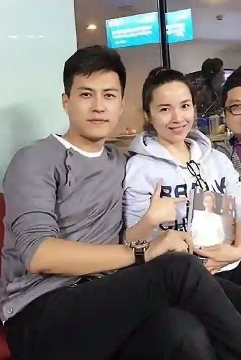 原来她就是靳东的妻子，因戏生情恩爱15年，娶一个贤妻旺三代