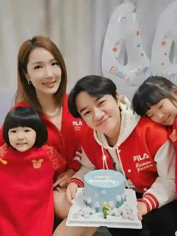 王祖蓝与李亚男在乌江，身穿苗族服装拍摄，王祖蓝一脸无奈的感觉