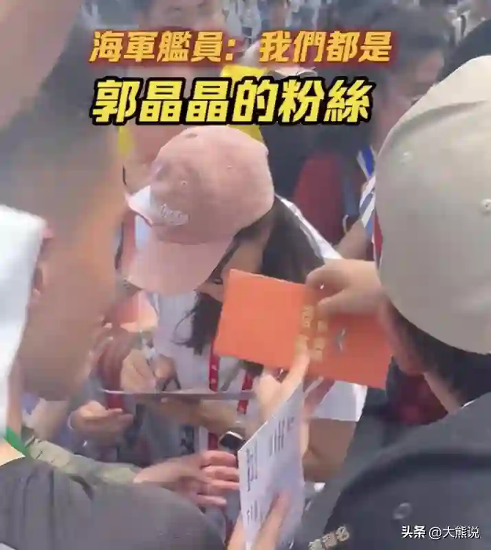 郭晶晶儿子罕见露脸，被夸外国帅哥范儿，跟妹妹三人共用一张脸