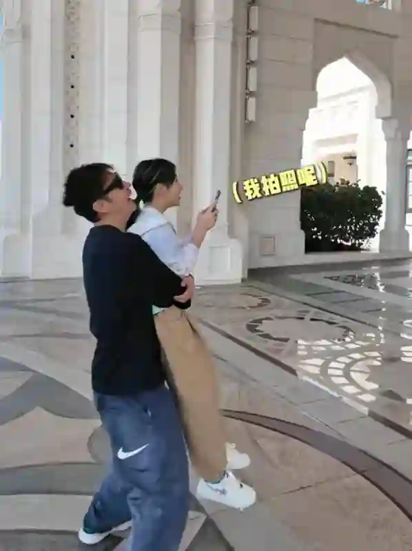 洪欣一家阿联酋度假，张丹峰LV墨镜加持，8星级酒店住豪华生活
