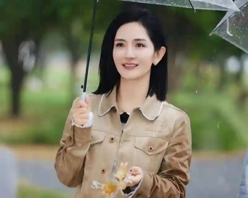 张杰谢娜夫妇带娃逛街好温馨，打扮巨接地气，女儿大长腿瞩目