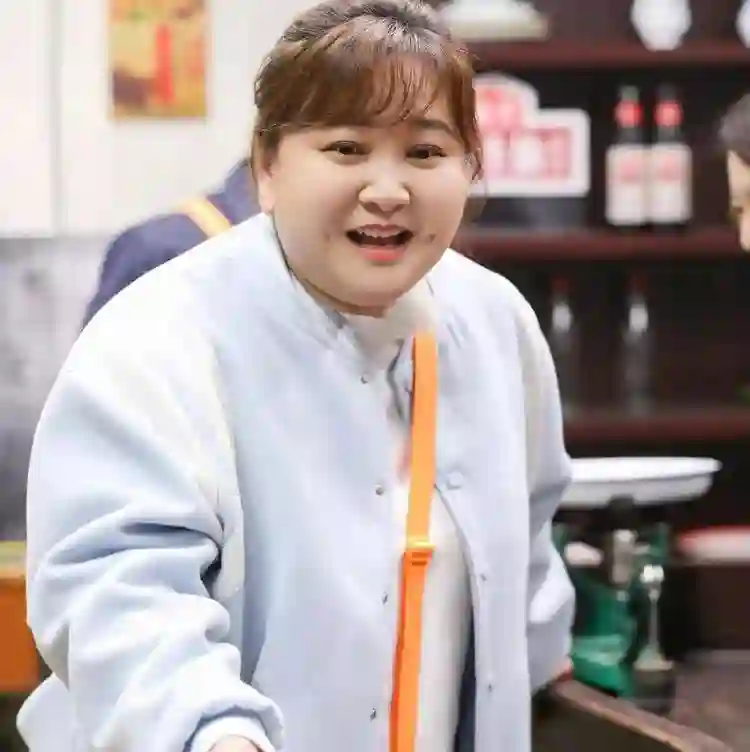 43岁贾玲近况曝光，与汪顺一起打网球，身材苗条活力满满，没复胖