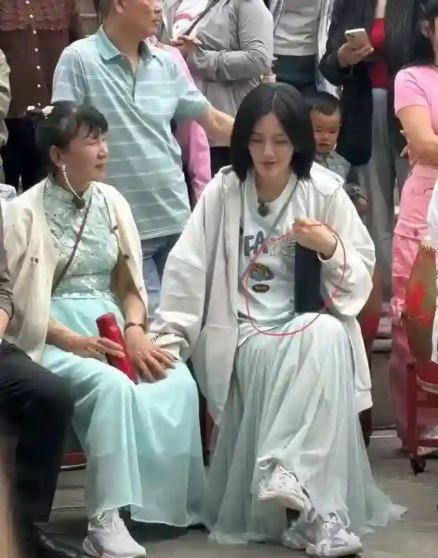 43岁谢娜回四川老家，受乡亲们夹道欢迎，爹妈看似平庸却大有来头