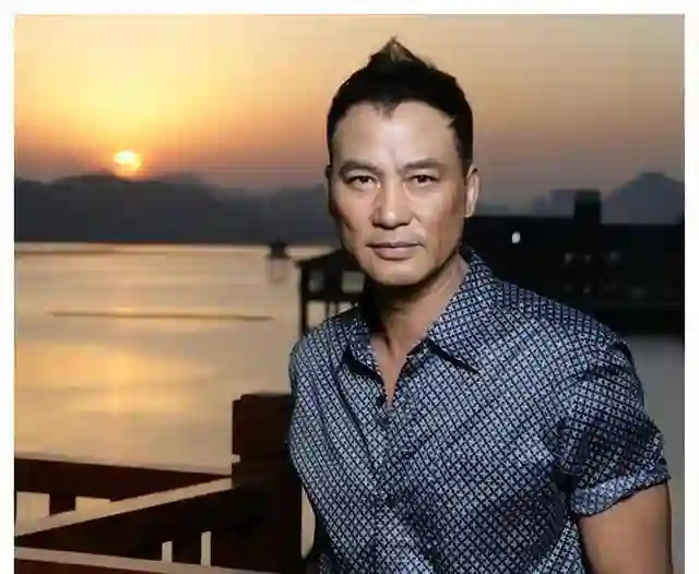 任达华：出道43年0绯闻，为爱丁克，50岁老来得子泪流满面