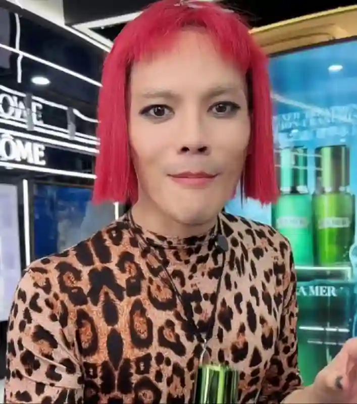 从透视装到金属抹胸，向佐的“猎奇路”越走越宽，网友心疼郭碧婷